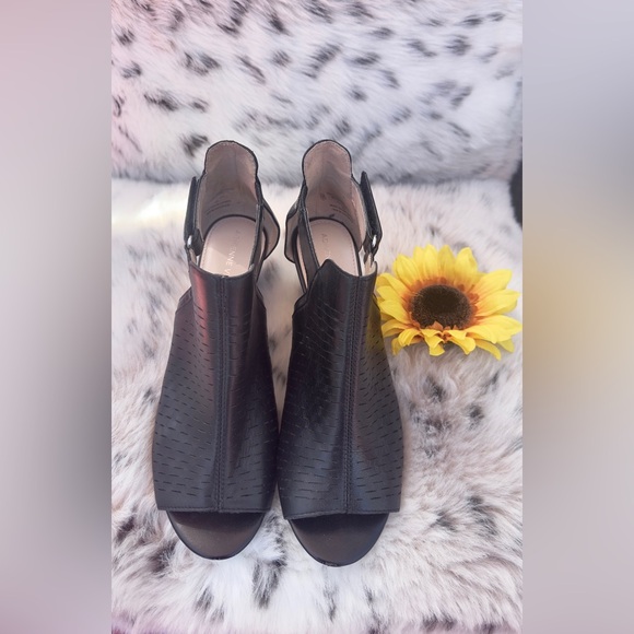 Adrienne Vittadini Black Leather Wedge Sandals Size 8 - Gently Used - Picture 2 of 7